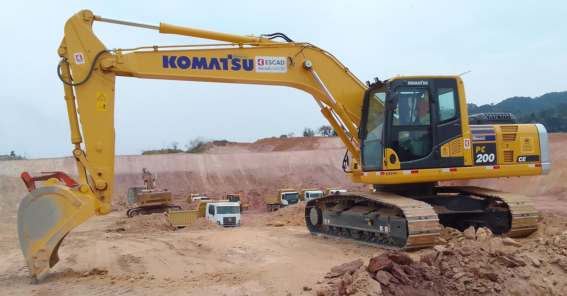Escav Komatsu pc 200 em obra 1